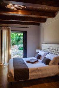 1 dormitorio con 1 cama grande y ventana grande en Resort Villa Paola en Longiano