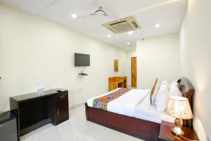 Postel nebo postele na pokoji v ubytování FabHotel F9 NSP - Near Pacific Mall Pitampura