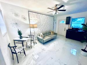 un soggiorno con divano e tavolo di Miami Gardens Comfort Suite by Hard Rock Stadium a Miami Gardens