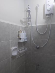 La salle de bains est pourvue d'une douche. dans l'établissement Ecostay @ Amaia, à Bacolod