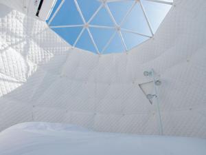 una doccia in una camera bianca con soffitto in vetro di GLAMTECH RESORTS HEAVEN a Miyakojima