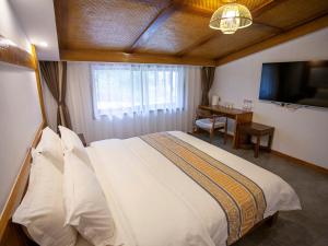 A bed or beds in a room at Mount View Cottage