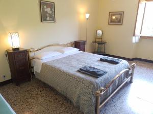 ein Schlafzimmer mit einem Bett und einem Tisch mit Handtüchern darauf in der Unterkunft Da Nonna Gio' in Pratovecchio