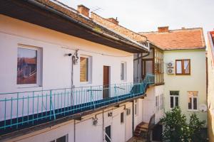 uma fila de casas brancas com varandas e escadas em Rabbit Hole Superior Extension em Sibiu