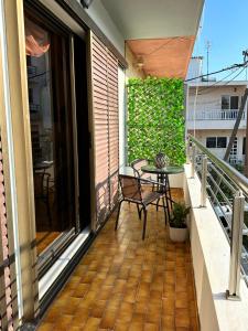 - Balcón con mesa y silla en Sunset apartment, en Rodas