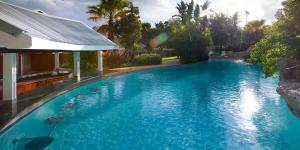 ein Pool in einem Haus mit blauem Wasser in der Unterkunft The Caledon Hotel and Spa in Caledon