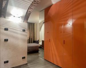 ein Hotelzimmer mit einem Bett und einem Spiegel in der Unterkunft Fornace Garitta in Albissola Marina