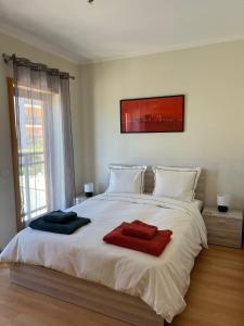 - une chambre avec un lit blanc et 2 serviettes dans l'établissement Olhão Marina Village, à Olhão