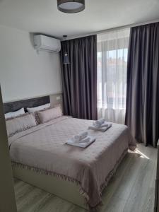 Un dormitorio con una cama con dos platos. en Dariq en Kazanlŭk