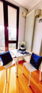 a living room with a table and two chairs at HomeComfort Atlantic Room in Warsaw