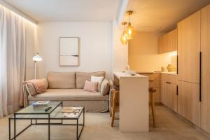 ARTIEM Apartamentos في ماهون: غرفة معيشة مع أريكة وطاولة