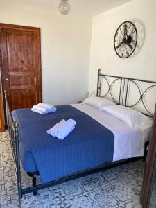Postel nebo postele na pokoji v ubytování LA TORRE DEI COLOMBO