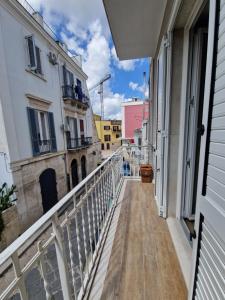 balcón con vistas a una calle con edificios en Amiura B&B en Corato