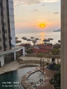 Matahari terbit atau terbenam yang dilihat dari apartmen atau berdekatan