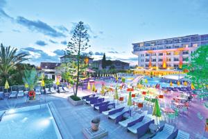 Bazén v ubytování Numa Konaktepe Hotel - All Inclusive nebo v jeho okolí