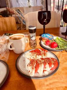 stół z dwoma talerzami jedzenia i filiżanką kawy w obiekcie Żuczkowa Przyczepa - maszoperia w mieście Hel