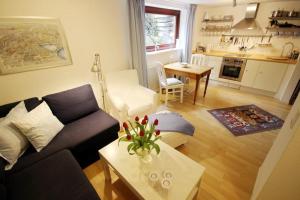 - un salon avec un canapé et une table dans l'établissement 4-Jahreszeiten-Idylle Ollsen, à Hanstedt