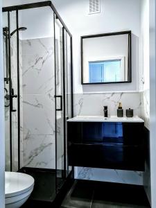 a bathroom with a sink and a mirror at Przytulny apartament przy Sokolskiej - 550 metrów od Spodka in Katowice