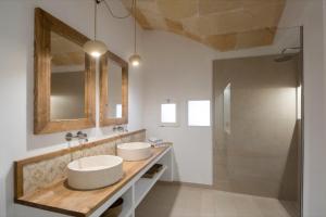 y baño con 2 lavabos y ducha. en Hotel Nou Sant Antoni, en Ciutadella