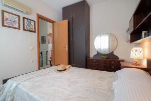 1 dormitorio con 1 cama con sombrero en Zela Seaview Maisonette by RentalsPro - Kalyves Halkidiki, en Kalivia Poligirou