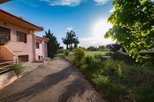 un camino de tierra delante de una casa en Zela Seaview Maisonette by RentalsPro - Kalyves Halkidiki, en Kalivia Poligirou