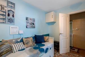 カディスにあるRV- Little Blue House - Mentideroのベッドルーム1室(青い壁、枕付きのベッド1台付)