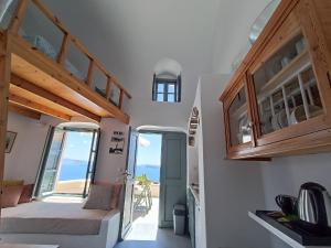 Habitación con 2 camas y balcón con vistas al océano. en Elias Cave House 270o Caldera View Oia, en Oia