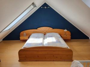 1 dormitorio con 2 camas de madera en un ático en Ferienwohnungen Bonnleiten Familie Stöger, en Stössing