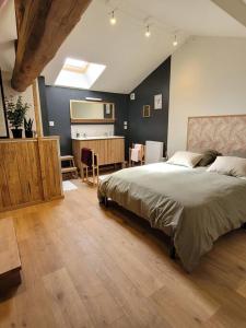 1 dormitorio con 1 cama grande y sala de estar en Maison de village rénovée, en Metz