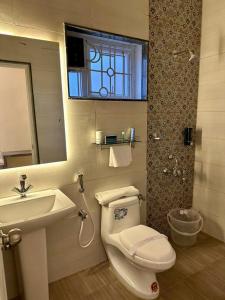 ウーティにあるPonmari Villaのバスルーム(トイレ、洗面台、鏡付)