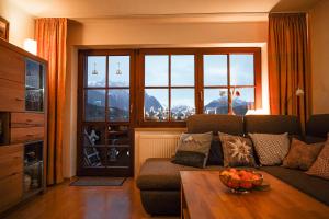 uma sala de estar com um sofá e uma mesa em Haus Abendsonne Alpenglühn em Krün