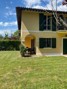 una casa con persianas verdes y un patio en Casa di totto, en San Giovanni Di Baiano