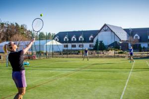Tenis alebo squash v ubytovaní Hotel Barczyzna Medical Spa alebo jeho okolí