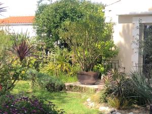 L'enclos Des Lys, Villa Raffinée Proche de la Mer, Linge Inclus外面的花园
