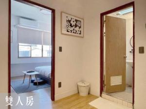 Habitación con espejo y dormitorio con cama. en 度小日 en Tainan