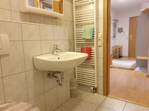 uma casa de banho com um lavatório e um WC em Haus Abendsonne Alpenglühn em Krün