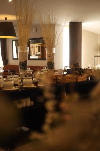 un tavolo con due vasi con rami di Douro Marina Hotel & SPA a Resende