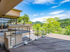 uma vista do convés de uma casa em Fugaku Hanabusa em Izunokuni