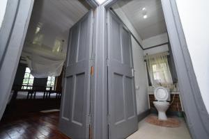 La salle de bains est pourvue de toilettes. dans l'établissement Waikiki Guest House Kiminini, à Kiminini
