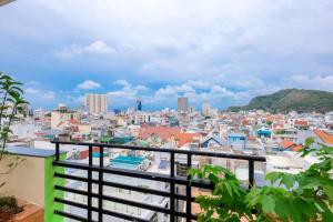 een balkon met uitzicht op de stad bij Sao Biển Hotel in Vung Tau