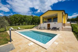 Πισίνα στο ή κοντά στο Villa Tai, enjoy the green oasis with 2BR ,WIFI, pool, AC