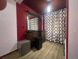 een kamer met een muur, een raam en een houten vloer bij Saga Homestay in Kurundankulama