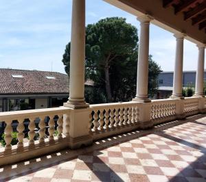 biała poręcz na ganku z kolumnami w obiekcie La Loggia Vicenza w mieście Vicenza