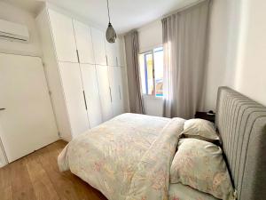 1 dormitorio con cama y ventana en Stasinou 52 en Limassol