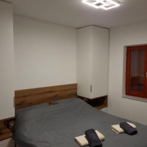 1 dormitorio con 1 cama con 2 toallas en Kuća u prirodi za odmor en Gračac