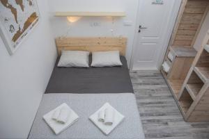 Ένα ή περισσότερα κρεβάτια σε δωμάτιο στο Cozy studio overlooking downtown