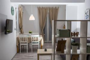 Μια τηλεόραση ή/και κέντρο ψυχαγωγίας στο Cozy studio overlooking downtown