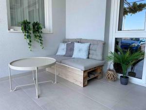 Χώρος καθιστικού στο Cozy studio overlooking downtown