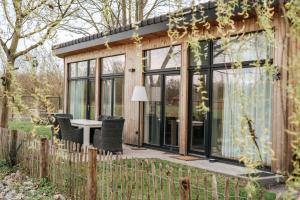 Zahrada ubytování Trendy chalet aan visvijver + 7 fotografií