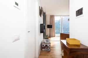 sala de estar con vistas a la montaña en Appartamento Dany con vista lago, en Nesso